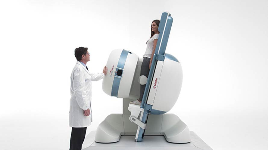 立った状態でオープン型MRIのイメージ写真